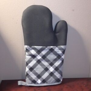 NWT - Revival Brands Neoprene Black & White Oven Mitt